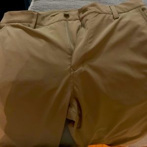 Gently worn vineyard vines fit performance pants. Extra button attached on tag.